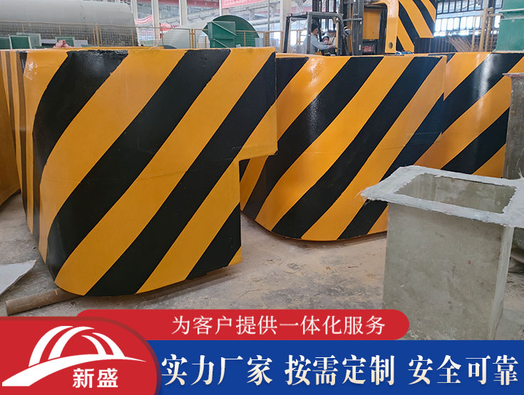 新盛供应高速公路防撞设施 钢覆复合材料防撞装置