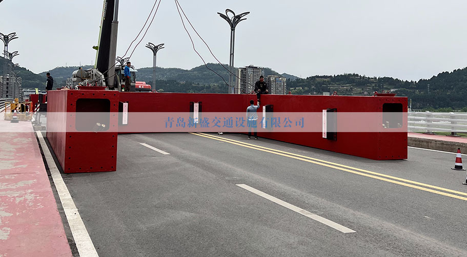 如何构建一个可靠的防撞系统保护桥梁结构？