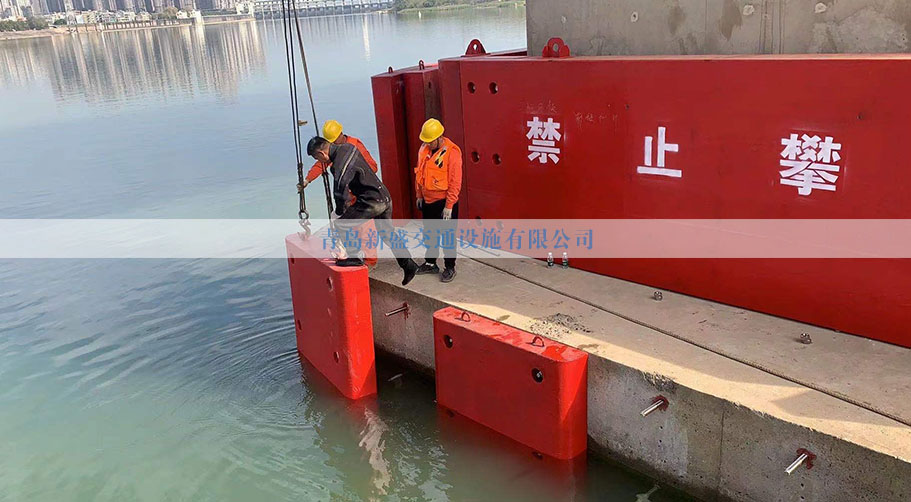 自浮式与固定式防撞设施的组合应用