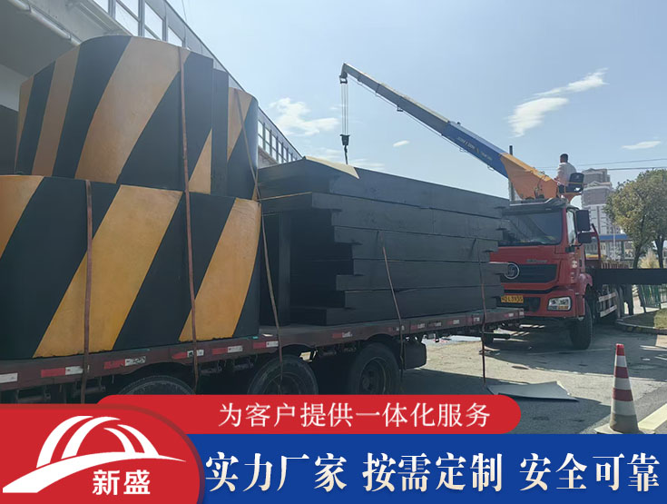 桥墩附着式柔性防车撞装置公路桥梁防撞设施 钢覆复合材料桥墩防撞